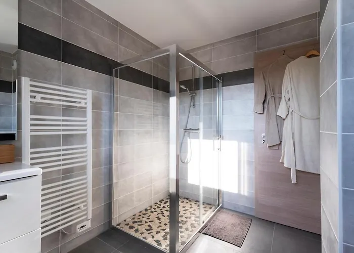 Azalee - Parking Gratuit - Terrasse Couverte - Proche Transport - équipé * Nancy